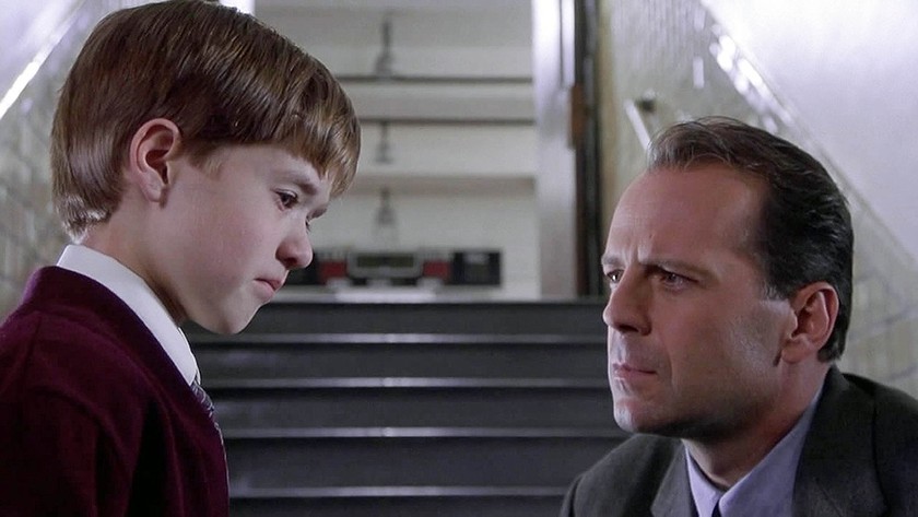 “The Sixth Sense” mang đến cho M. Night Shyamalan thành công về mọi mặt, từ doanh thu đến 6 đề cử Oscar. Ảnh: CGV