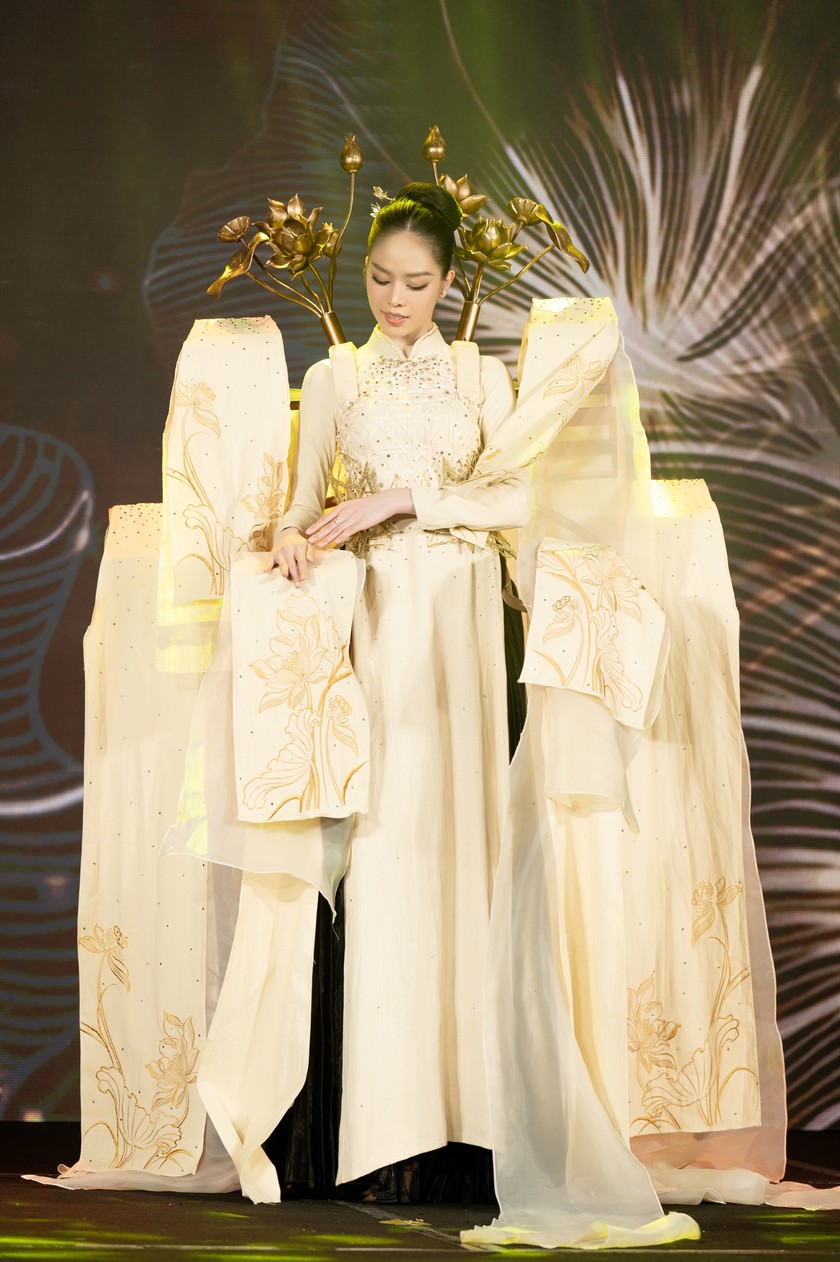 Cô diện trang phục “Lụa Nàng Sen” với điểm nhấn là khung cửi dệt vải thủ công gắn sau lưng. Ảnh: SV