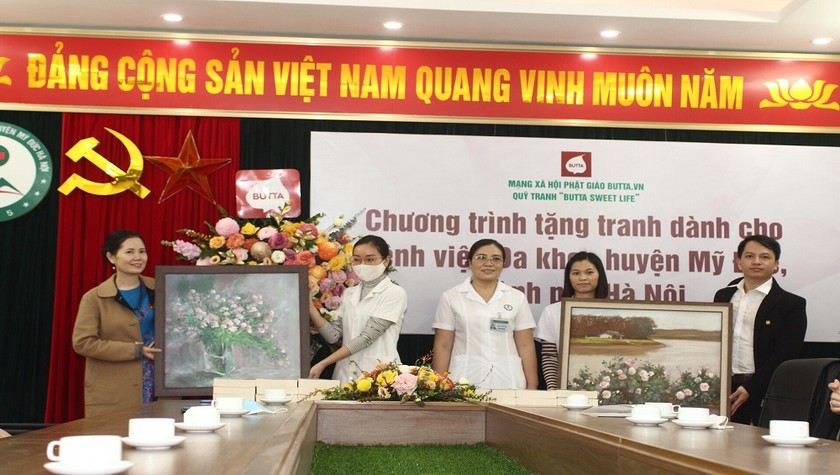 Họa sỹ Nguyễn Thị Kim Đức trao tặng tranh tại Bệnh viện Đa khoa Mỹ Đức