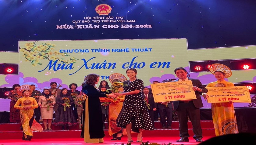 Tiên Nguyễn – đại diện Quỹ Vì cộng đồng IPPG trao tặng 3 tỷ đồng tại chương trình "Mùa xuân cho em"