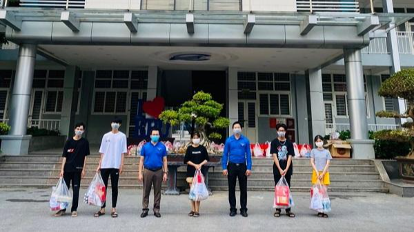 Đồng chí Trần Quang Hưng - Phó Bí thư Thành Đoàn Hà Nội và Đồng chí Chu Văn Tuấn – Bí thư Đoàn trường Đại học Điện lực tặng quà cho các bạn sinh viên