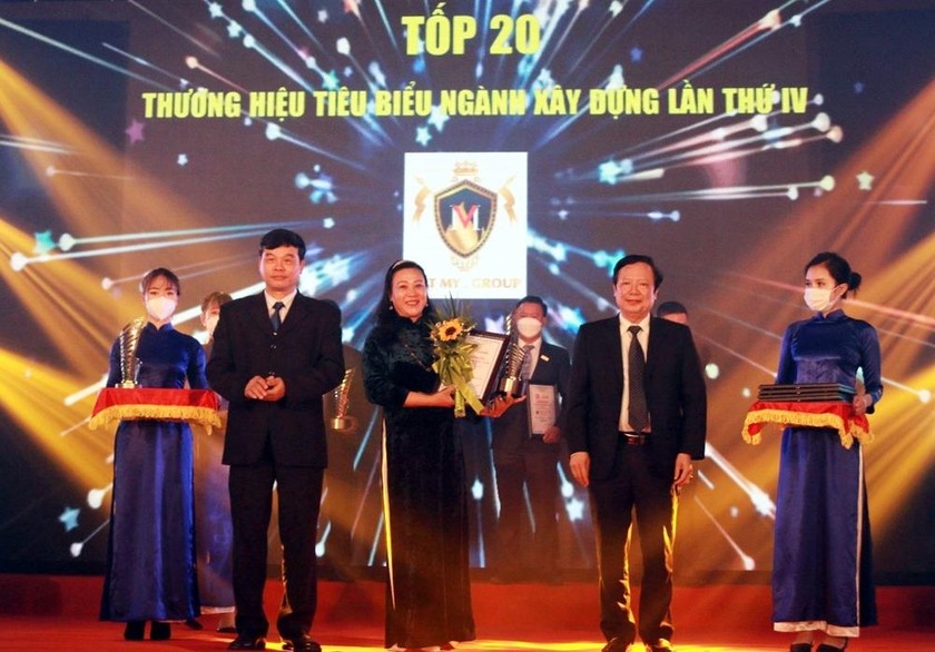 Bà Nguyễn Thị Liễu - Phó Chủ tịch Tập đoàn Việt Mỹ thay mặt Tập đoàn nhận danh hiệu Top 20 “Thương hiệu tiêu biểu ngành Xây dựng” lần thứ VI.
