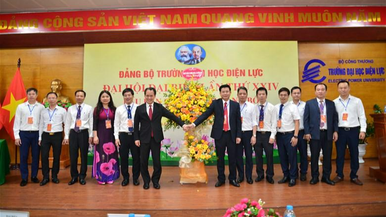 Ông Nguyễn Thanh Sơn chúc mừng Ban Chấp hành Đảng bộ Trường Đại học Điện lực khóa XXIV, nhiệm kỳ 2020 – 2025