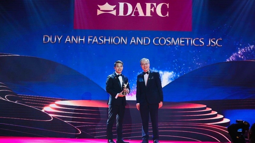 Đại diện DAFE nhận giải doanh nghiệp phát triển nhanh của châu Á Thái Bình Dương