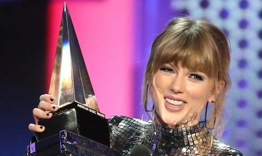 'Công chúa nhạc đồng quê' Taylor Swift lập kỷ lục ở AMAs 2018