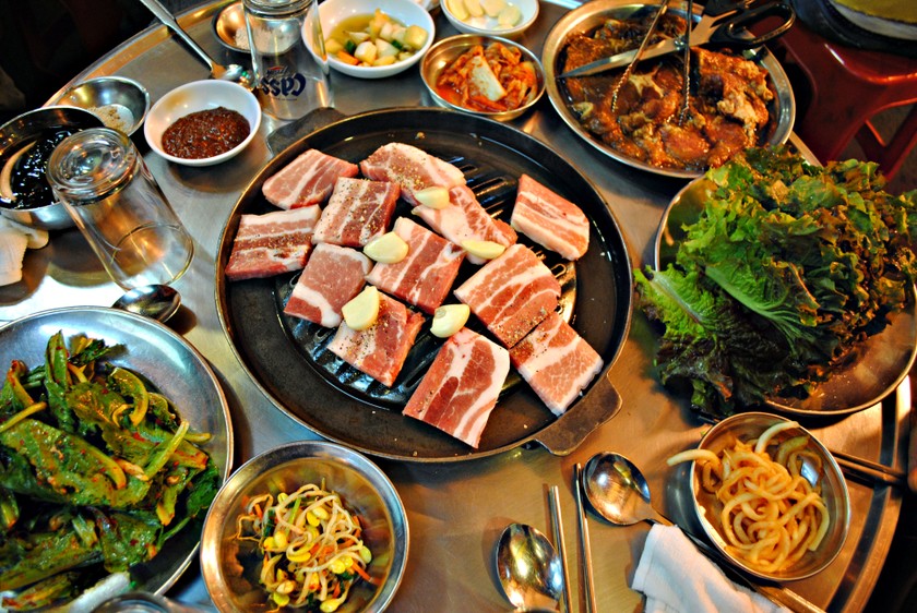Ba chỉ nướng Samgyeopsal là món ăn đầu tiên bạn nên tìm kiếm khi đặt chân tới Hàn Quốc vào mùa đông