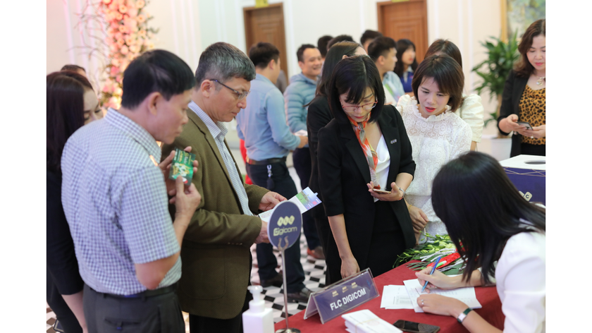 Đông đảo nhà đầu tư đến đăng ký tham dự sự kiện mở bán Sky Hotel.