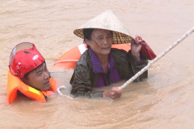 Lao vào tâm bão cứu người dân