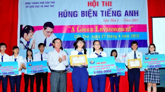 Các em học sinh nhận giải trong Hội thi hùng biện năm 2012