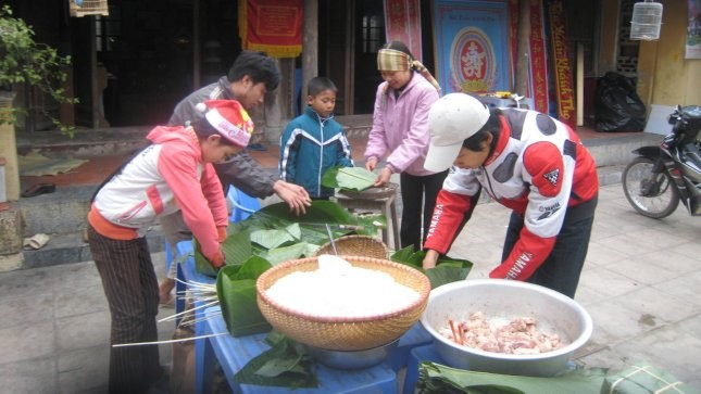 Ngôi làng không ngủ nấu bánh chưng 