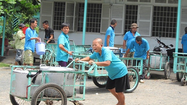 Những bệnh nhân tỉnh táo nhất đang đi lấy cơm về cho từng khoa. Ảnh: Hoàng Quý