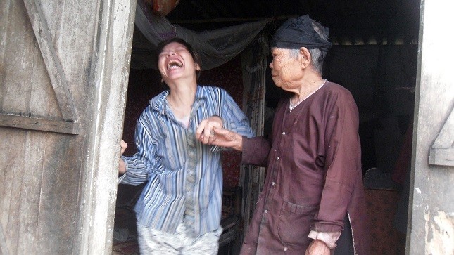 Bà Khoa và cô con gái điên trong căn nhà tồi tàn.