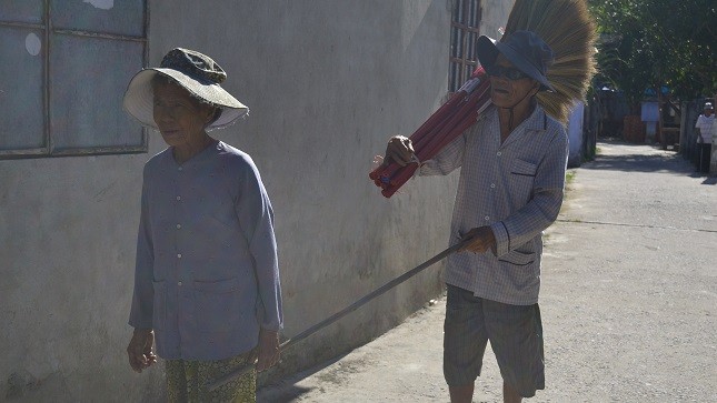 Hàng ngày bà vẫn làm “đôi mắt” của ông, đi khắp hang cùng ngõ hẻm để mưu sinh.