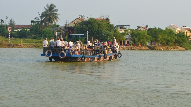 Chở quá nặng, biết bao nguy hiểm đang rình rập dưới lòng sông.