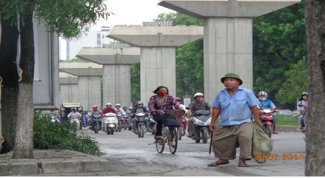 Ngày ngày, ông Hải vẫn lê thân tàn bên dòng người xe tấp nập để nhặt ve chai kiếm tiền nuôi con. 