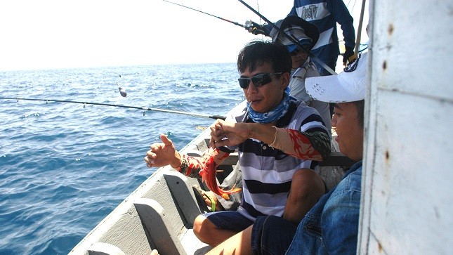 Câu cá vặt là môn dễ chơi nhất cho du khách ở biển Cù Lao Chàm.