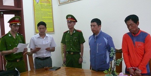 Cơ quan Cảnh sát điều tra đọc lệnh bắt giam Kim Jong Wook và Lee Jae Myeong.