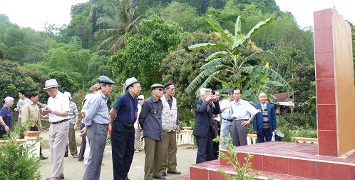 Các cựu chiến binh thăm di tích cách mạng.