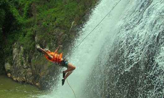 Một đoạn đu dây vượt thác thử thách du khách. Ảnh: Hoàng Tuấn.