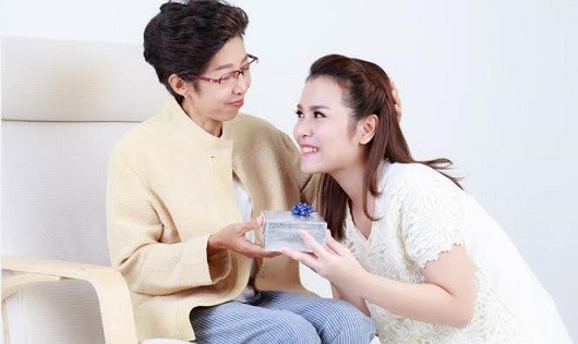 Mẹ chồng khôn nên sớm ‘nhường quyền’ cho nàng dâu trẻ