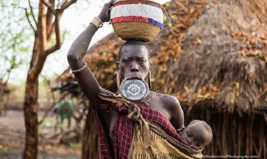 Tấm đĩa môi là tiêu chuẩn cho cái đẹp của phụ nữ Mursi. Ảnh: Kellie Netherwood.