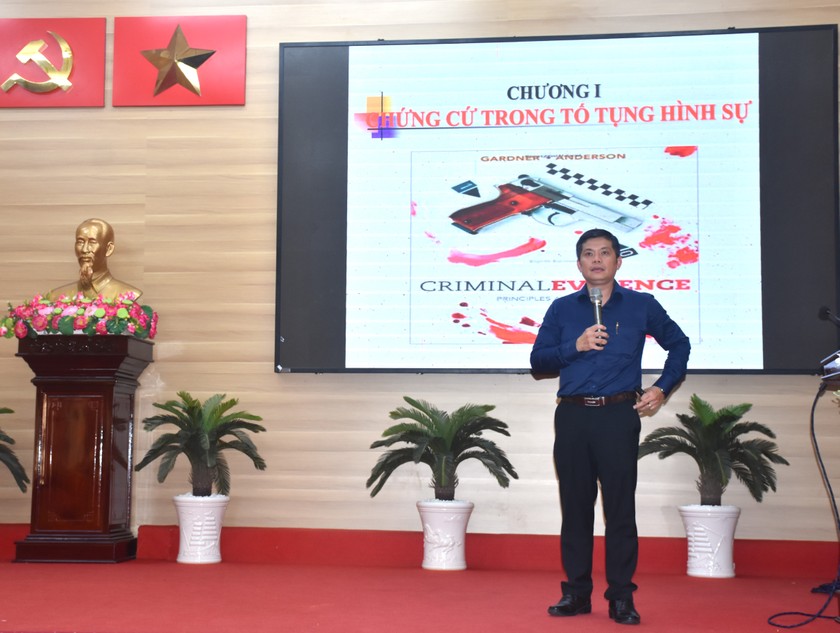 Phó Giáo sư, Tiến sĩ Lê Huỳnh Tấn Duy - Phó Trưởng khoa Luật Hình sự, Trường Đại học Luật Thành phố Hồ Chí Minh báo cáo viên lớp tập huấn.