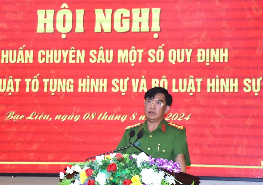 Đại tá Châu Quốc Huy - Phó Giám đốc Công an tỉnh, Thủ trưởng Cơ quan Cảnh sát điều tra Công an tỉnh Bạc Liêu phát biểu tại Hội nghị.