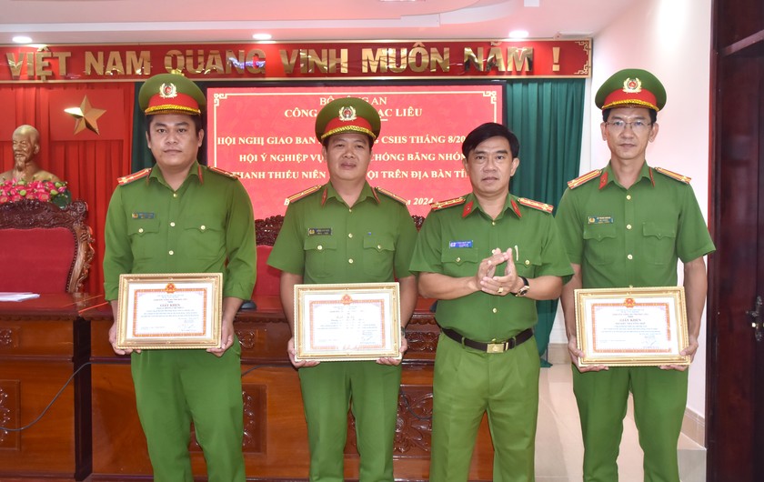 Đại tá Châu Quốc Huy - Phó Giám đốc, Thủ trưởng Cơ quan Cảnh sát điều tra Công an tỉnh Bạc Liêu trao Giấy khen đột xuất của Giám đốc Công an tỉnh tặng các tập thể, cá nhân có thành tích trong phòng, chống tội phạm.