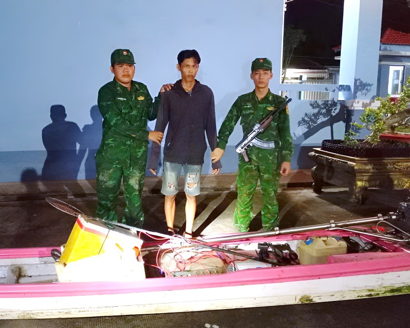 Đối tượng Nguyễn Văn Bi bị lực lượng Đồn Biên phòng Tân Tiến bắt giữ khi đang sử dụng bộ kích điện để khai thác thuỷ sản trái phép.