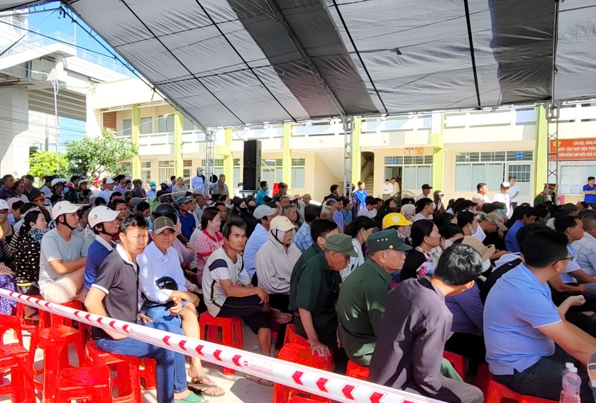 Nhiều người dân đã tới theo dõi phiên tòa lưu động xét xử 4 bị cáo trong vụ “Tổ chức, môi giới cho người khác trốn đi nước ngoài trái phép”.