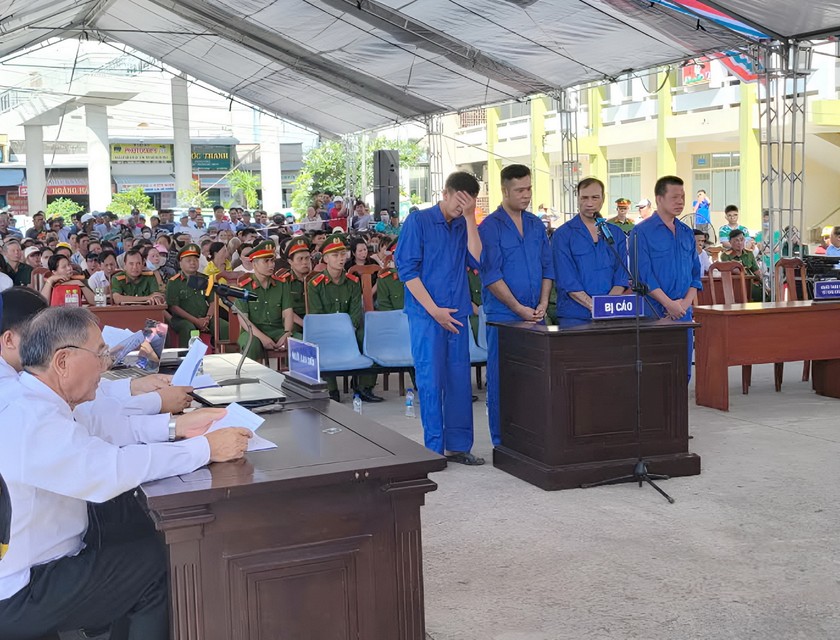 Các bị cáo từ trái sang tại phiên xét xử: Dương Hoàng Giang, Quách Thanh Tuấn, Nguyễn Văn Phu và Nguyễn Văn Công.