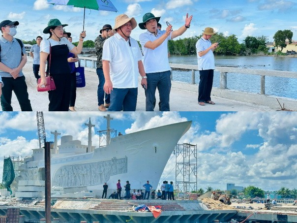 Ông Nguyễn Minh Luân - Phó Chủ tịch UBND tỉnh Cà Mau (thứ 2 bên trái) cùng lãnh đạo các Sở, ngành, đơn vị liên quan đi khảo sát, kiểm tra công trình Tượng đài Chuyến tàu tập kết ra Bắc.