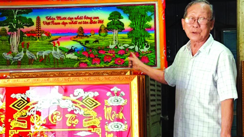 Ông giáo Quang bên những bức tranh ông vẽ mẫu hàng chục năm đến giờ vẫn được khách chuộng
