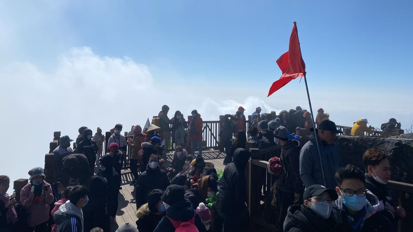 Đỉnh Fansipan (Sapa, Lào Cai) đông đúc du khách trong ngày 3-2 (mùng 3 Tết) - Ảnh: CTV