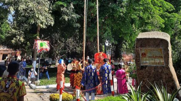 Nghi thức dựng nêu - một nội dung tại lễ khai hạ của lăng Ông - Ảnh: Lăng Ông cung cấp