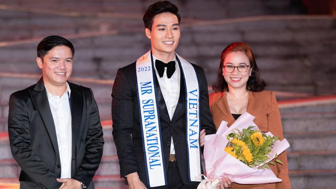 Đạt Kyo (giữa) trong buổi công bố thí sinh thi Mister Supranational 2022, tối 28/4. Ảnh: Tiến Vũ