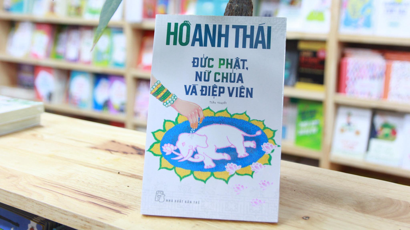 Ngay từ nhan đề tác phẩm, Đức Phật, nữ chúa và điệp viên, tác giả đã tạo ra được một ấn tượng về những tuyến nhân vật trái chiều, giữa tinh và thô, giữa thiện và ác, giữa thiêng và phàm