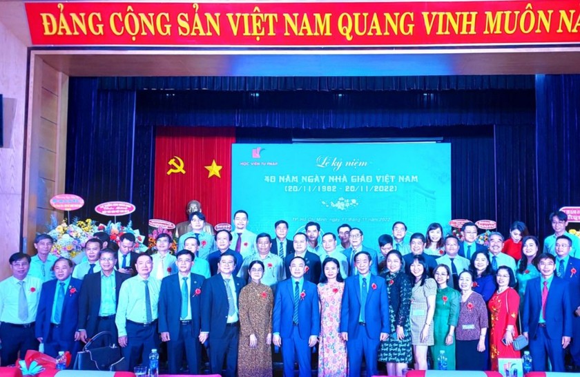 Các lãnh đạo cùng tập thể cán bộ, giảng viên, khách mời chụp ảnh lưu niệm tại buổi Lễ