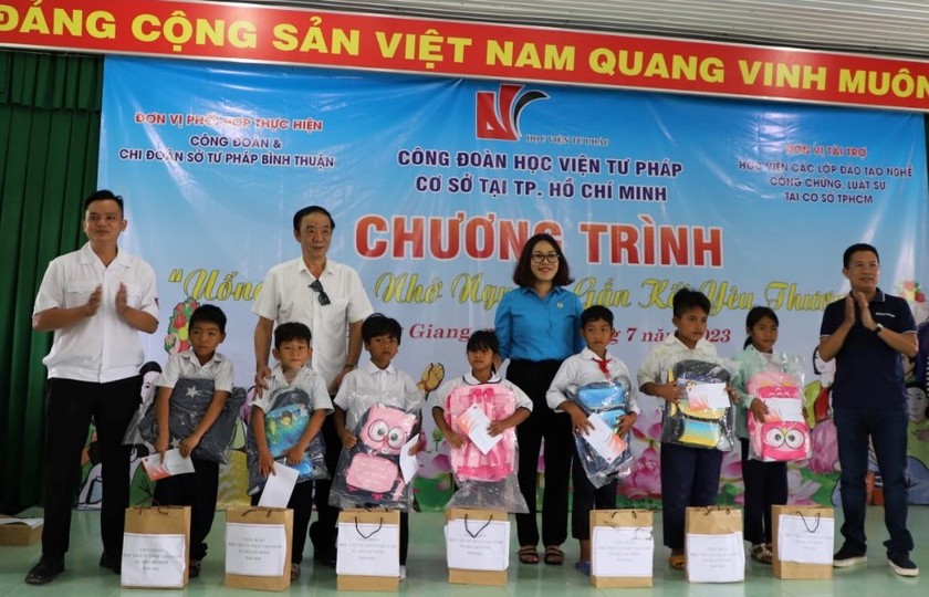 Ông Nguyễn Trường Thiệp – Phó Giám đốc Học viện Tư pháp, kiêm trưởng Cơ sở tại Thành phố Hồ Chí Minh cùng các thành viên đoàn tặng quà cho các em có hoàn cảnh khó khăn