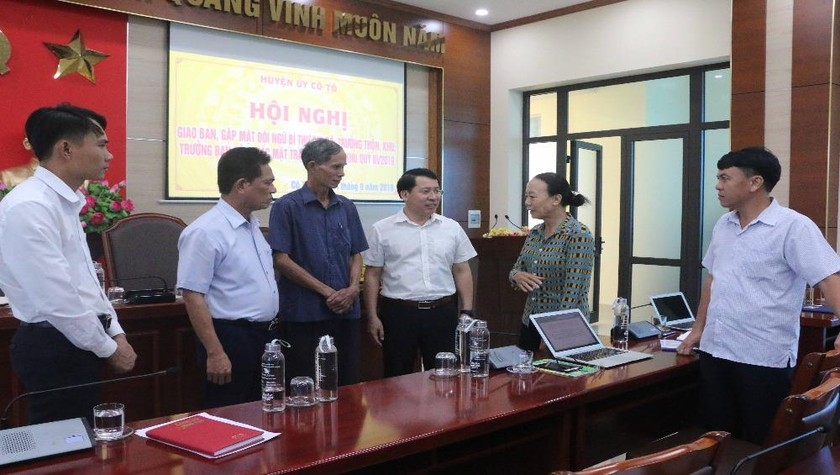 Bí thư Huyện ủy, Chủ tịch UBND huyện Cô Tô Trần Như Long (thứ 3, phải sang) trò chuyện với các đồng chí cán bộ thôn, khu.
