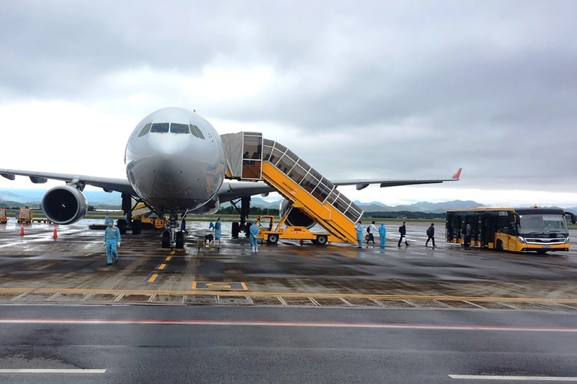 Chuyến bay chở các chuyên gia từ Hàn Quốc hạ cánh tại sân bay Vân Đồn trưa 23/4.