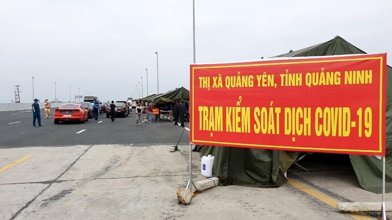 Trạm kiểm soát dịch COVID-19 cầu Bạch Đằng (TX Quảng Yên, Quảng Ninh).