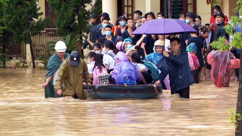 Lực lượng chức năng giúp các em học sinh di chuyển ra ngoài trường.