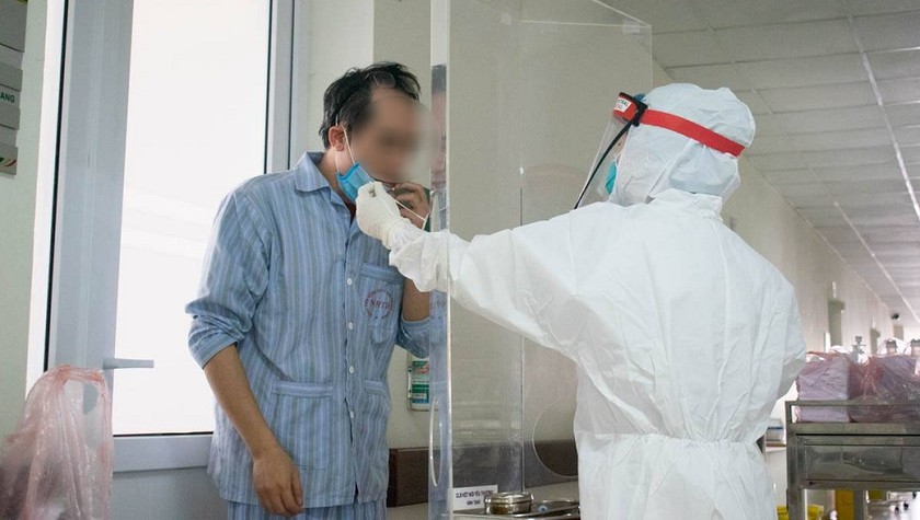 Bệnh nhân được lấy mẫu xét nghiệm Covid-19 tại Bệnh viện Bệnh Nhiệt đới Trung ương. Ảnh: Nga Chi