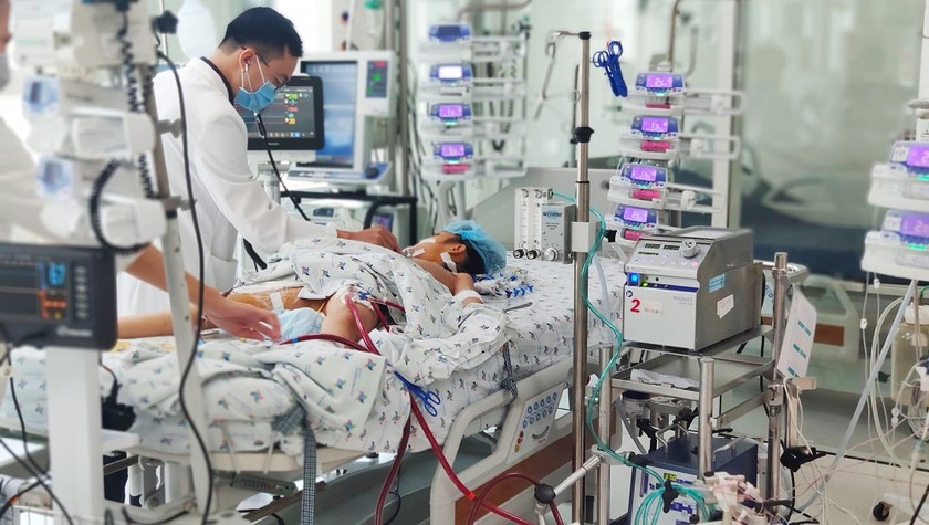 Rất may mắn, sau một tuần bé gái đã được cai ECMO. Ảnh: BVCC