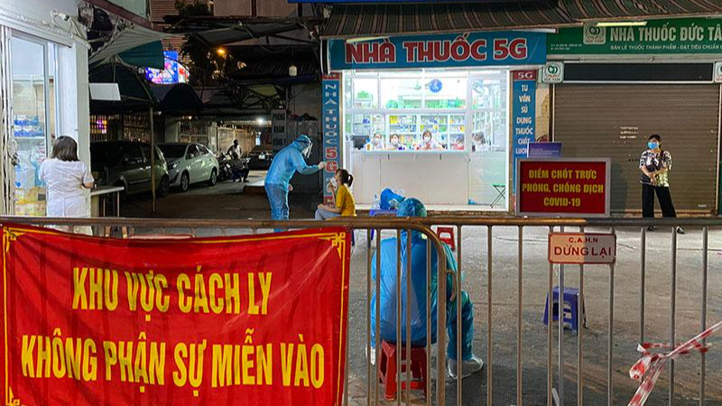 Toàn bộ khu vực xung quanh Nhà thuốc Đức Tâm đều bị phong toả tạm thời để phục vụ truy vết, xét nghiệm và khử khuẩn. Ảnh: KTĐT