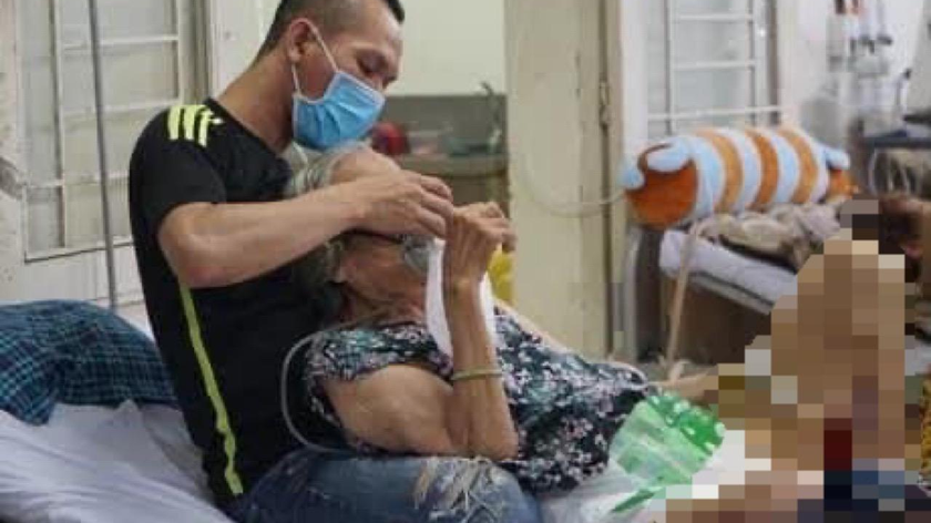 Anh Quang chăm sóc bà ngoại đang điều trị COVID-19 tại Bệnh viện TP Thủ Đức (TP HCM)