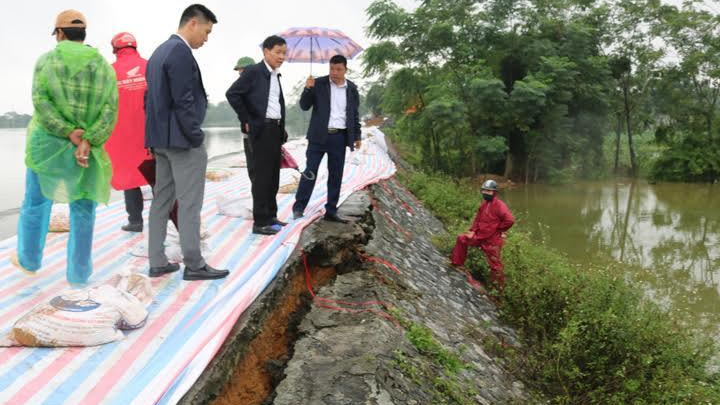 Đoạn đê Đồng Giắp qua địa bàn xã Cấn Hữu, huyện Quốc Oai (TP Hà Nội) bị sụt lún. Ảnh: Hương Mai - Quốc Hưng