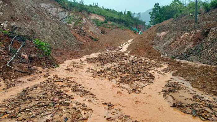 Tuyến ĐT606 tại huyện Tây Giang, Quảng Nam thường bị sạt lở ta luy gây ách tắc giao thông trong mùa mưa lũ. Ảnh: Công an nhân dân