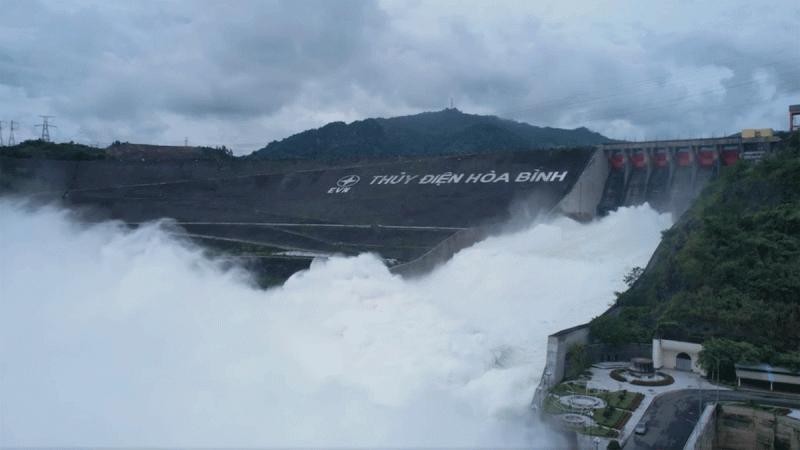 Trong những ngày qua, Hồ Hòa Bình và Hồ Sơn La liên tục mở cửa xả đáy. 